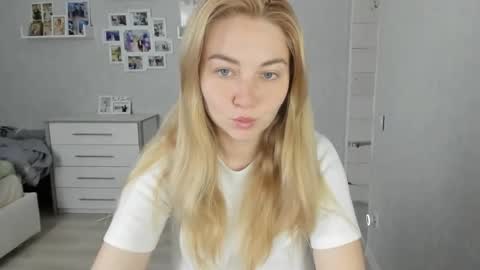 Snapshot of helen_angel_girl chatting on June 2026 07:03:01 AM Helen sven online show from June 2026 07:03:01 AM