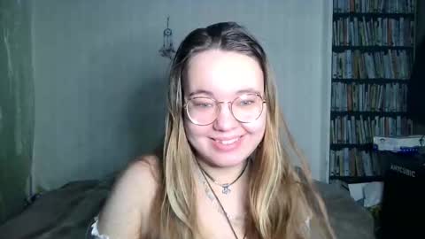 Snapshot of helen_foxygirl chatting on February 2026 12:25:02 AM Helen foxygirl online show from February 2026 12:25:02 AM