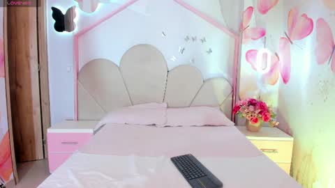 Snapshot of hellencute18_ chatting on August 2026 10:25:02 AM online show from August 2026 10:25:02 AM