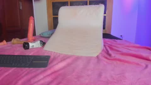 Snapshot of hellzel_moon chatting on June 2026 12:32:02 AM Hellzel online show from June 2026 12:32:02 AM