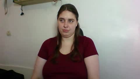 hess_luna_ online show from October 2025 09:09:01 AM