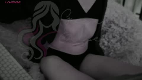 Gwen Elise online show from December 2025 03:28:02 PM