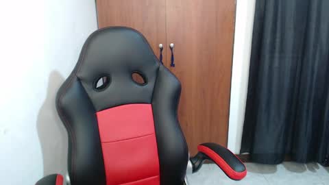 Snapshot of hiso_kai chatting on April 2026 04:17:01 AM Hisokax online show from April 2026 04:17:01 AM