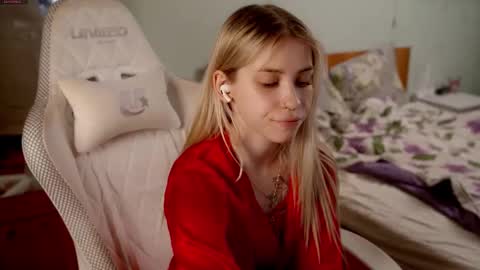 Holly online show from March 2026 07:18:02 PM