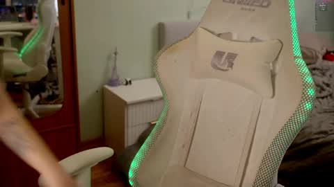 Holly online show from April 2026 07:14:01 PM