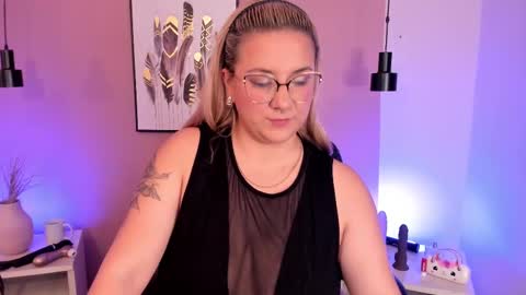 Hollie online show from October 2025 12:02:01 PM