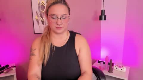 Hollie online show from October 2025 12:17:02 PM