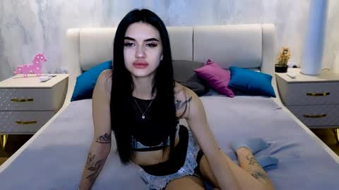 Snapshot of holly_beck chatting on April 2026 08:17:01 AM Holly online show from April 2026 08:17:01 AM