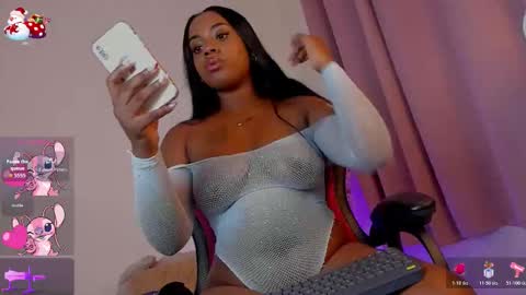 Snapshot of holly_jorda chatting on December 2025 03:13:01 AM online show from December 2025 03:13:01 AM