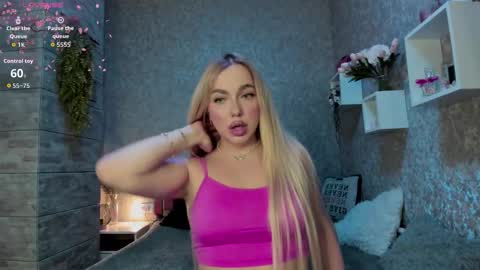 holly_molly8 online show from October 2025 08:31:01 PM