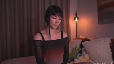 Holly Linder online show from November 2025 01:30:02 AM