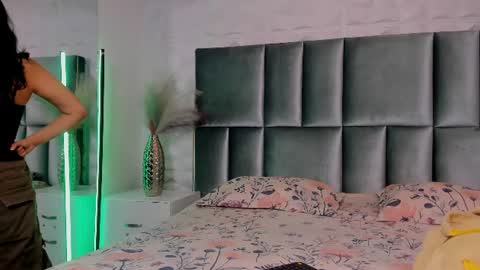 hollypeach_ online show from July 2026 07:23:01 PM