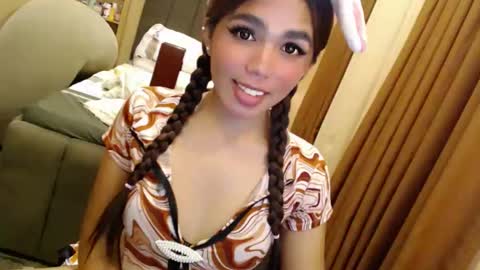holy_molly1 online show from June 2026 04:23:01 PM