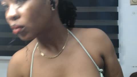 Snapshot of honey_dollxx chatting on May 2026 06:32:01 AM Flora online show from May 2026 06:32:01 AM