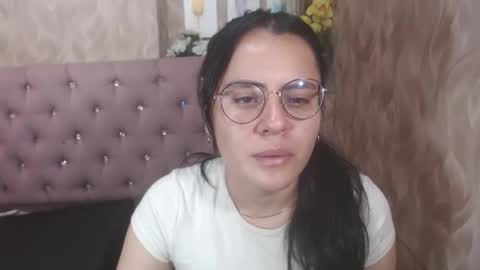 Snapshot of honeybuu_ chatting on May 2026 02:57:02 PM Emily online show from May 2026 02:57:02 PM