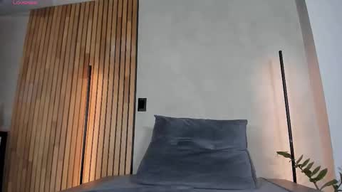 Sofia independent model online show from December 2025 11:41:01 AM