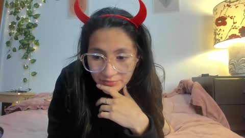 Snapshot of honeymoon1212 chatting on October 2025 12:23:01 AM Mila K online show from October 2025 12:23:01 AM