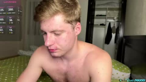 Snapshot of hornyblondieboyy chatting on June 2026 10:04:01 PM Max online show from June 2026 10:04:01 PM