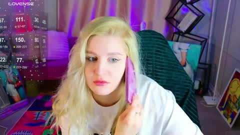 Snapshot of hot__blondie chatting on May 2026 05:58:01 AM Veronica Vi online show from May 2026 05:58:01 AM