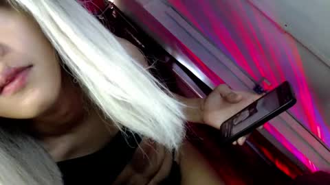 hot_moma69 online show from April 2026 11:00:01 PM