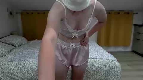 hotluna12 online show from June 2026 07:57:02 PM