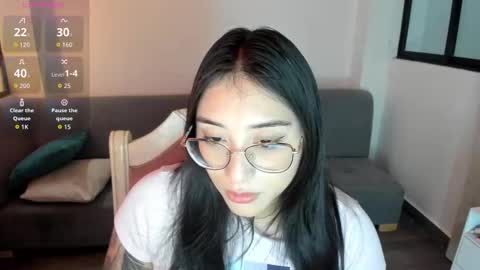 Snapshot of hottbee1 chatting on October 2025 07:33:02 PM AMY online show from October 2025 07:33:02 PM