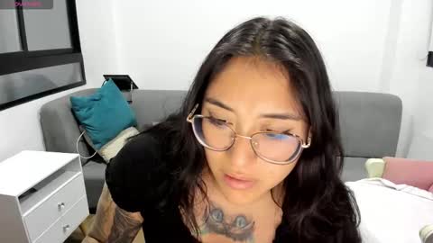 Snapshot of hottbee1 chatting on October 2025 01:17:02 AM AMY online show from October 2025 01:17:02 AM