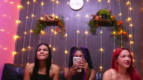 hotties_kittens18 online show from February 2025 05:41:01 AM