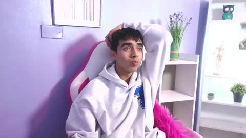 hottiie_guy online show from October 2025 05:35:02 PM