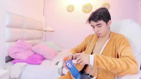hottiie_guy online show from November 2025 06:06:02 PM