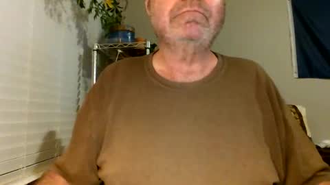Snapshot of hottop_1981 chatting on April 2026 02:29:02 AM Hottop 1981 online show from April 2026 02:29:02 AM