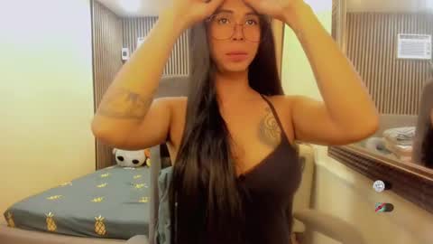 Snapshot of hugecockgoddessxxx chatting on December 2024 01:08:02 PM Queen karen grey online show from December 2024 01:08:02 PM