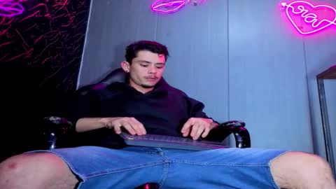 kelvis online show from November 2025 12:20:01 AM