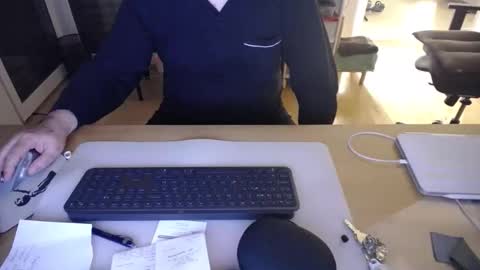 iandy12 online show from April 2026 10:12:02 PM