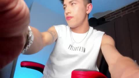 Andrew online show from November 2025 04:02:02 AM