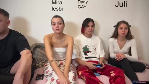 Snapshot of ihavepaws33 chatting on January 2025 01:35:01 PM Julia and Mira online show from January 2025 01:35:01 PM