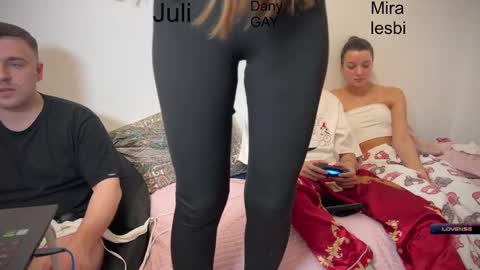 Snapshot of ihavepaws33 chatting on January 2025 04:39:01 PM Julia and Mira online show from January 2025 04:39:01 PM