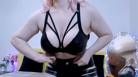 Ina online show from November 2025 09:37:01 PM