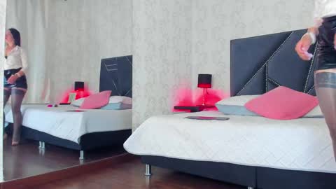 Queen Iris online show from December 2025 04:11:01 PM