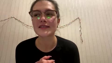 irisss31 online show from December 2024 07:27:02 PM