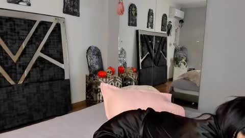 oIssaJonneso online show from October 2025 12:22:02 PM