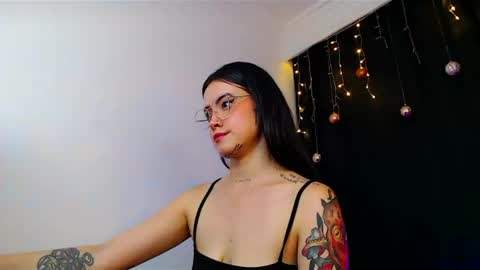 Snapshot of isa_maiden_ chatting on December 2024 05:00:02 AM online show from December 2024 05:00:02 AM