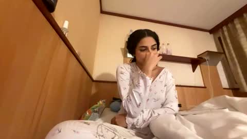 Snapshot of isabellakoffs chatting on November 2025 09:40:01 PM Isabella.. back again online show from November 2025 09:40:01 PM