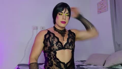 Isabella Hilton online show from October 2025 06:09:01 PM