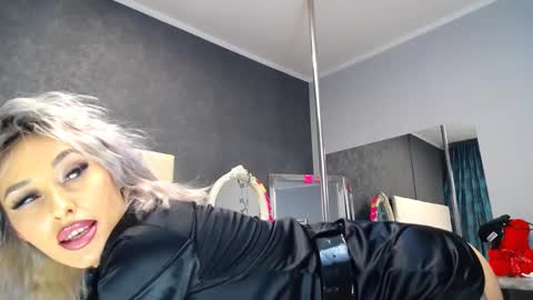 IssaSmyth online show from December 2024 08:05:01 AM