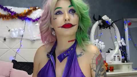 IssaSmyth online show from October 2025 08:04:02 AM