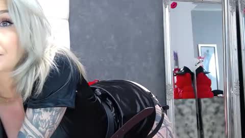 IssaSmyth online show from March 2026 04:33:01 PM