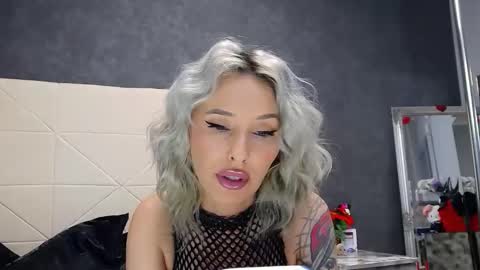 IssaSmyth online show from May 2026 07:25:01 AM