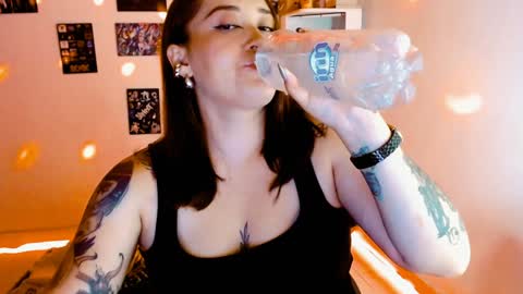 Snapshot of issis_demon chatting on December 2024 02:42:01 AM Yiz online show from December 2024 02:42:01 AM