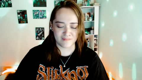 Snapshot of issis_demon chatting on December 2024 03:51:01 AM Yiz online show from December 2024 03:51:01 AM